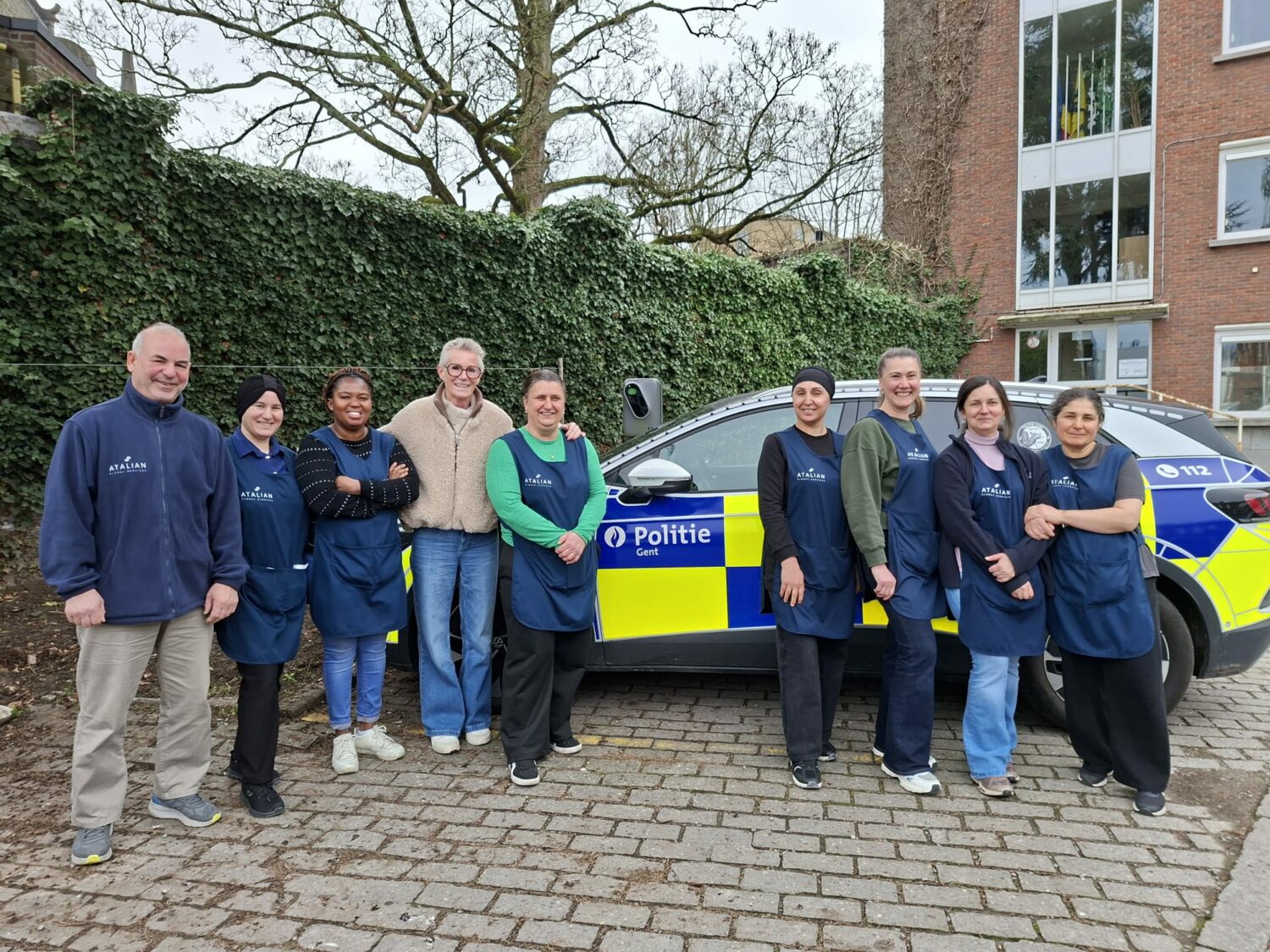 Schoonmaken team van atalian met de politie